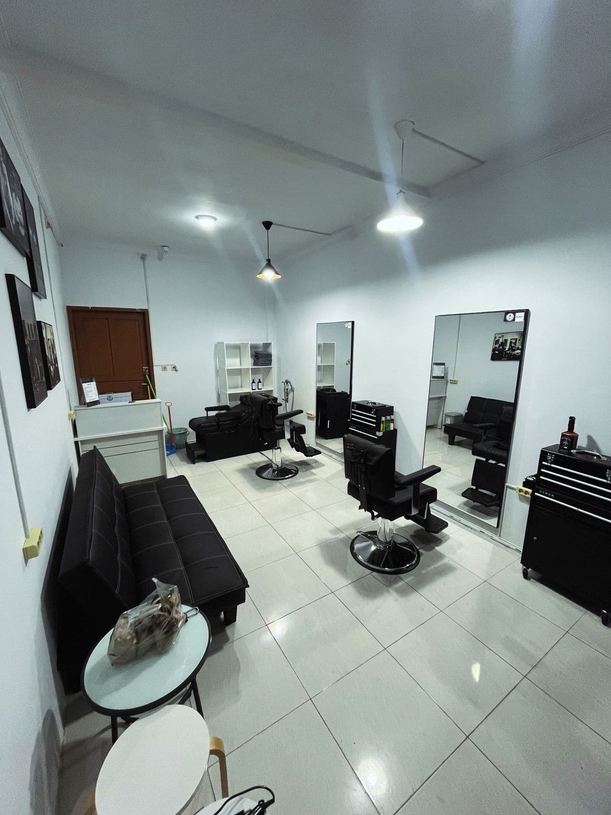 Interior barbershop Senshi dengan kursi potong klasik